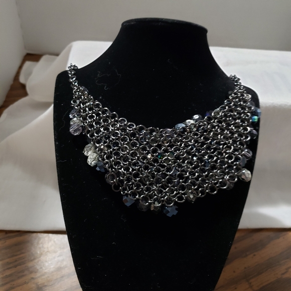 Vintage black necklace with a bib of iridescent beads - Picture 7 of 8